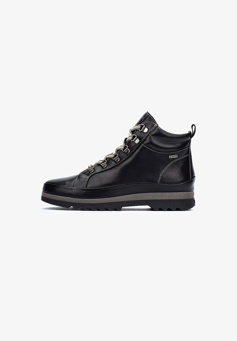 Bottines montantes noires en cuir imperméable avec semelle grise, œillets en métal et design à lacets. Fini texturé avec un col rembourré.