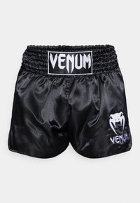 Pantalones cortos de boxeo de satén negros con una cinturilla elástica; presentan un logo blanco y un diseño de serpiente en la pierna izquierda. Textura suave.