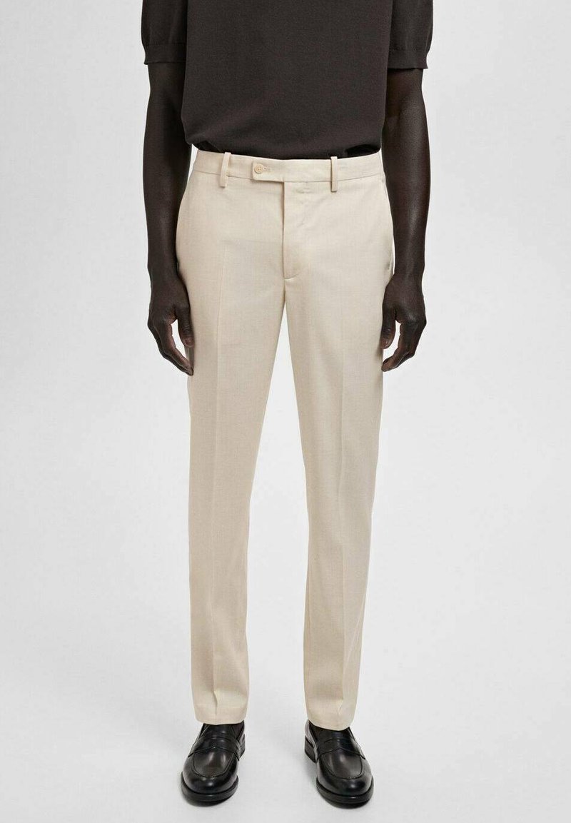 Beige maßgeschneiderte Hosen mit glatter Textur und schlanker Passform. Verfügt über einen Bund mit Gürtelschlaufen und einen einfachen Knopfverschluss.