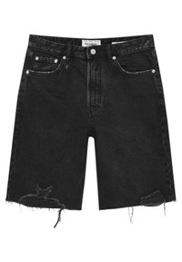 Pantalones cortos de mezclilla negros con cintura alta, dobladillo desflecado y parches desgastados. Presenta bolsillos frontales y detalles de herrajes metálicos.