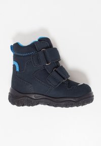 Stivale alla caviglia navy con due cinturini in velcro, collare imbottito, materiali in suede e rete, suola in gomma nera testurizzata e dettagli blu.