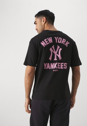 Camiseta negra de manga corta con un gráfico rosa de "New York Yankees" en la parte posterior y el icónico logotipo, hecha de un suave material de algodón.