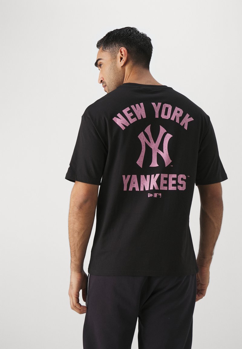 Camiseta negra de manga corta con un gráfico rosa de "New York Yankees" en la parte posterior y el icónico logotipo, hecha de un suave material de algodón.