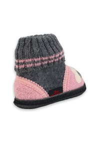 Gehaakte grijze en roze pantoffel van vilt; heeft een geribbelde manchet, contraststiksel en een klein logo-oppatch aan de zijkant.