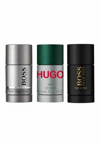 Tre deodoranter: silver för "BOSS Bottled", grön med röd text för "HUGO Man", och svart för "BOSS The Scent", alla cylindriska, 75ml.