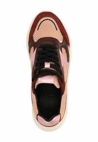 Multikleur sneaker met een mesh bovenstuk in roze en beige, suède accenten in bordeaux en zwart, met zwarte veters en een witte zool.