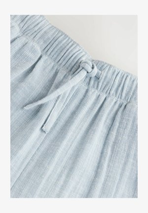 Lichtblauwe, lichtgewicht stof met een gestructureerde afwerking, voorzien van een elastische tailleband en een gestrikte koord voor aanpassing.