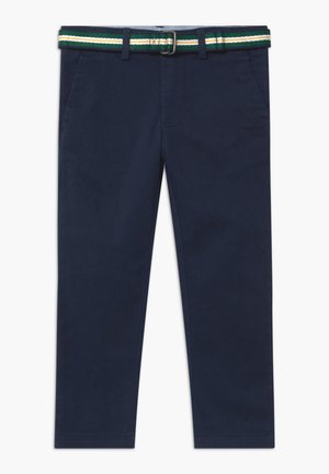 Dunkelblaue Hose mit Seitentaschen und einem gestreiften Stoffgürtel in Grün, Gelb, Weiß und Schwarz mit silberner Schnalle.