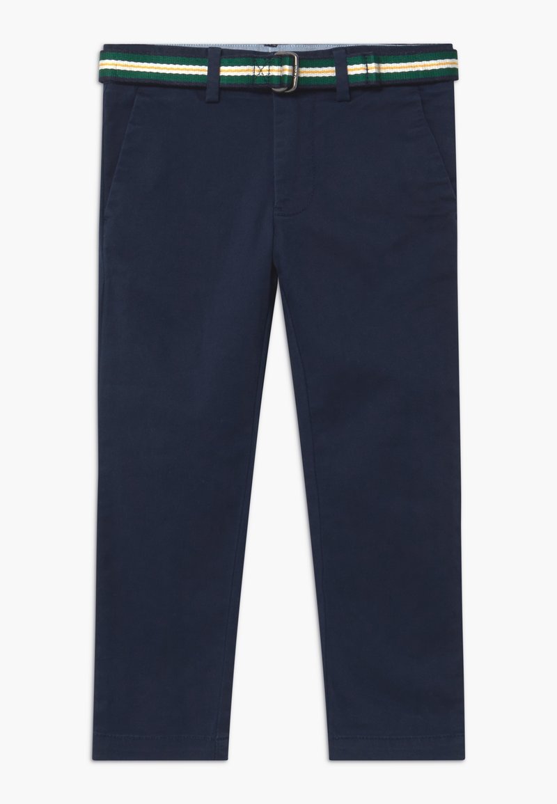 Pantalon bleu marine avec poches latérales et ceinture en tissu rayé vert, jaune, blanc et noir avec une boucle argentée.