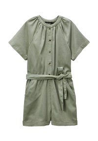Jumpsuit olive vert à manches courtes, avec un devant à boutons, une taille ceinturée et deux poches latérales ; fabriqué dans un tissu lisse et léger.