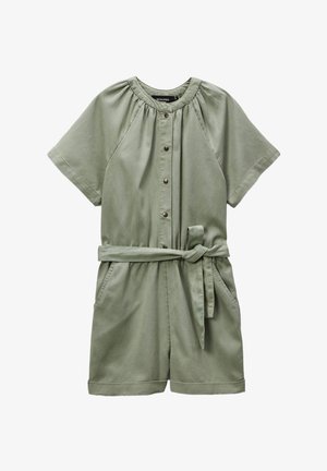Jumpsuit olive vert à manches courtes, avec un devant à boutons, une taille ceinturée et deux poches latérales ; fabriqué dans un tissu lisse et léger.