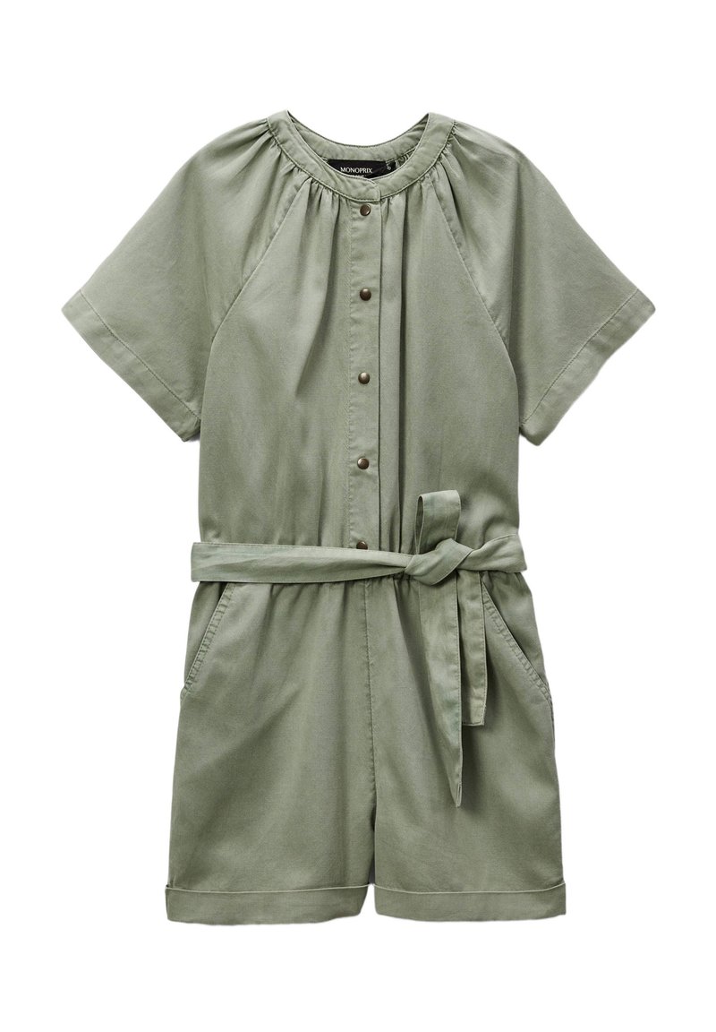 Jumpsuit olive vert à manches courtes, avec un devant à boutons, une taille ceinturée et deux poches latérales ; fabriqué dans un tissu lisse et léger.