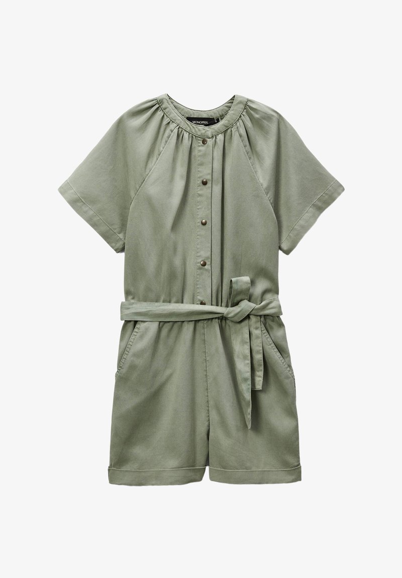 Jumpsuit olive vert à manches courtes, avec un devant à boutons, une taille ceinturée et deux poches latérales ; fabriqué dans un tissu lisse et léger.