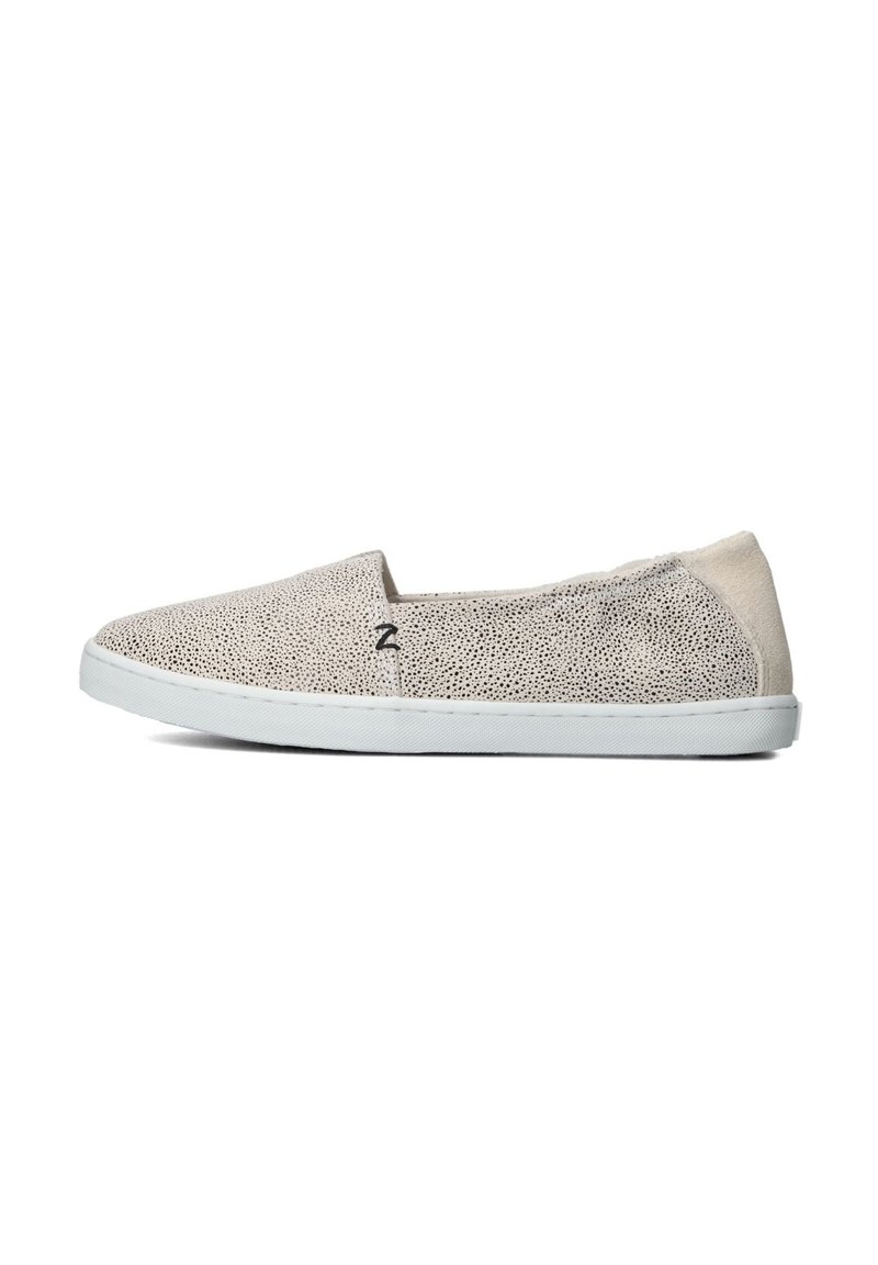Beige instap schoenen met geperforeerde textuur, contrasterende gladde lichtbeige accent achterop, en witte rubberen zool.