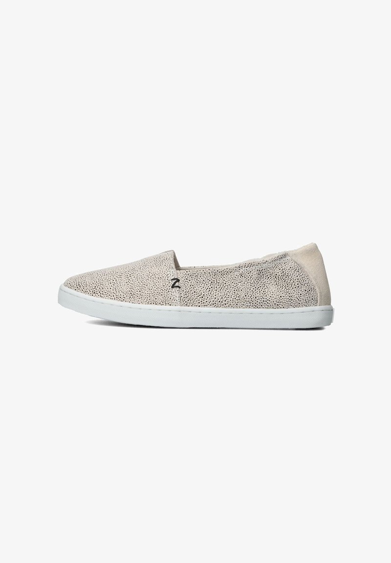 Beige instap schoenen met geperforeerde textuur, contrasterende gladde lichtbeige accent achterop, en witte rubberen zool.