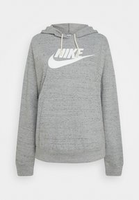 Grå huvtröja av texturerat tyg, med en vit Nike-logotyp och dragskor på huvan. Har en framficka och ribbade muddar.