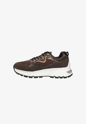 Bruine suède en mesh sneaker met metallic accenten, zwarte veters en een witte tussenzool. Bevat een textuur en patroon details.