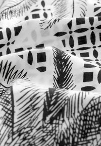 Next PETITE - Denné šaty - black white palm