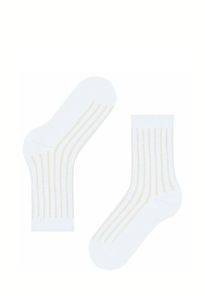 Hvide ankelsokker med lodrette beige ribstriber, lavet af et blødt strikket stof.