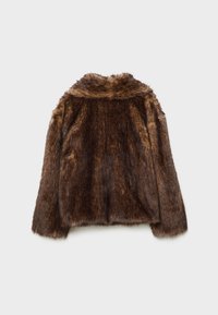 Bruine faux fur jas met een zachte, pluizige textuur, featuring een kraag en een ontspannen pasvorm. De achterkant is volledig bedekt met bont zonder zichtbare sluitingen.