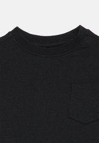 Μαύρο μπλουζάκι με στρογγυλή λαιμόκοψη, κοντά μανίκια και μικρή τσέπη στο στήθος. Κατασκευασμένο α πό απαλό, υφασμένο ύφασμα με απλό σχέδιο.