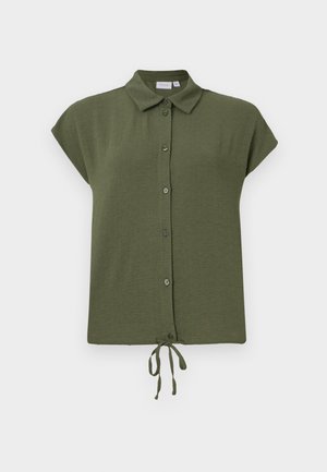 Lühikeste varrukatega oliivroheline pluus, millel on krae, ees nupud ja sidumisdetail alläärs, valmistatud kergest ja tekstuurilisest kangast.