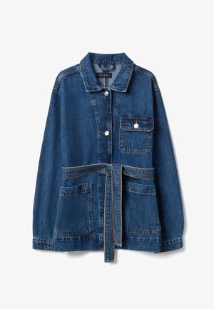 Denimjack met kraag, knoopsluiting aan de voorkant, drie voorzakken en bijpassende tailleband in een medium blauwe wassing.