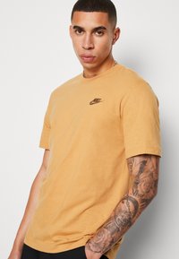 Nike Sportswear CLUB TEE - T-shirt básica - gold