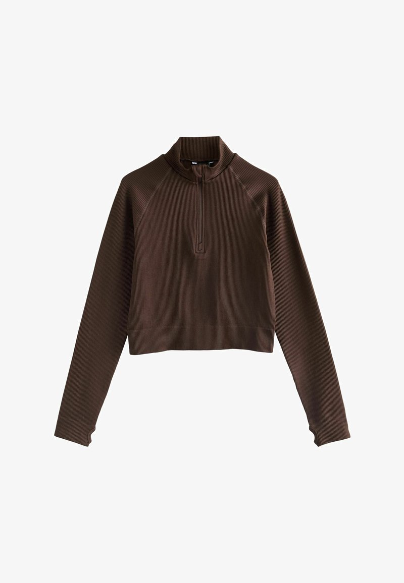 Pullover corto marrone con colletto alto, mezza zip e texture a coste. Presenta maniche lunghe aderenti con fori per le dita e cuciture raglan.