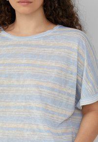 Lichtblauw en crèmekleurig gestreept gebreid topje met een relaxte pasvorm, brede halslijn en korte mouwen. Zachte textuur, lichtgewicht stof.