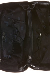 Intérieur d'un sac en cuir noir avec deux compartiments zippés, featuring une doublure texturée et plusieurs poches pour l'organisation.