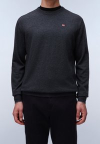 Pull à manches longues gris foncé, fabriqué en tissu tricoté texturé, avec un col rond et un petit logo rouge sur la poitrine.