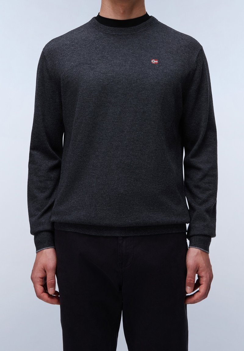 Pull à manches longues gris foncé, fabriqué en tissu tricoté texturé, avec un col rond et un petit logo rouge sur la poitrine.