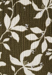 Textile avec une texture ondulée, présentant un fond vert olive avec des motifs floraux blancs et des accents gris subtils.