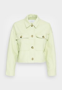 Mezinarodně zelená zkrácená džísková bunda s límcem, dvěma předními kapsami a mosaznými knoflíky. Má texturovaný povrch a dlouhé rukávy.