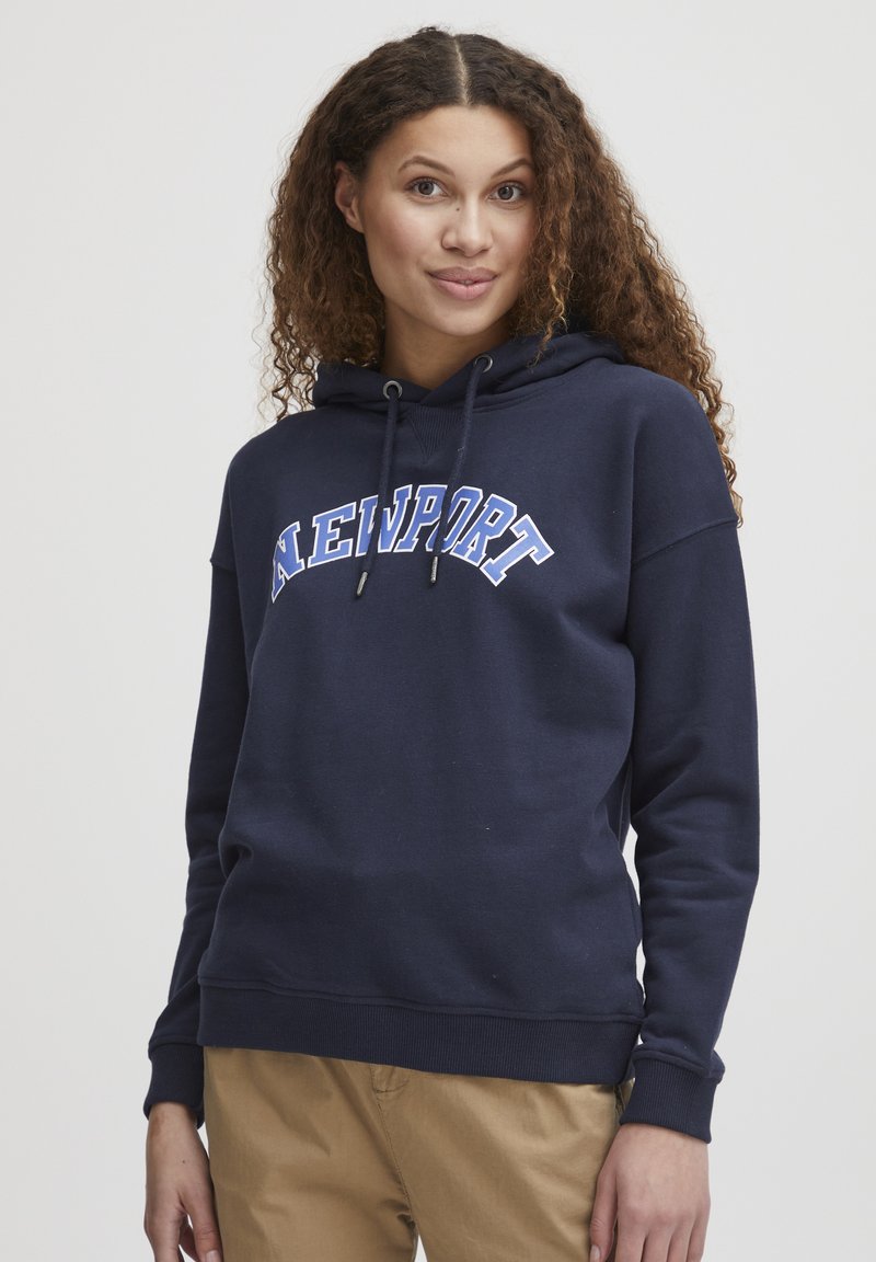 Felpa blu navy in misto cotone, con tasca a marsupio, polsini a costine, cappuccio regolabile con cordoncino e stampa "NEWPORT" in bianco e blu.
