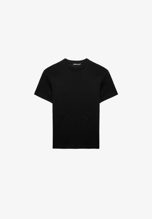 Camiseta negra de manga corta hecha de tejido texturizado con cuello redondo y corte recto, sin patrones ni acentos visibles.