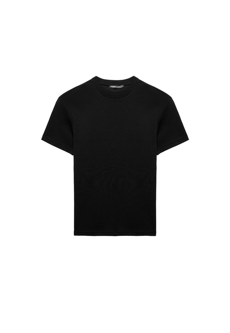 Czarny t-shirt z krótkim rękawem wykonany z teksturowanej tkaniny, z okrągłym dekoltem i prostym krojem, bez widocznych wzorów lub akcentów.