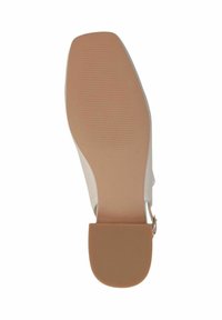 Scarpa con tacco dal soprabito bianco liscio, suola in gomma color marrone chiaro con un motivo testurizzato per una migliore aderenza e un dettaglio con fibbia sul lato.