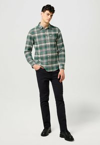 Wrangler LARSTON - Vaqueros slim fit - black