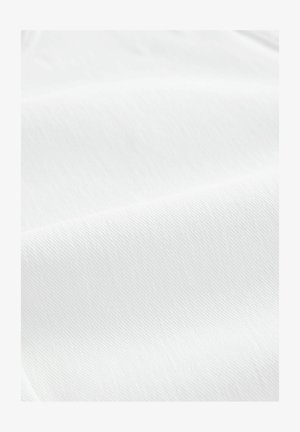 Tissu blanc avec une surface lisse et texturée, présentant un subtil motif de tissage diagonal. Apparence douce et légère.