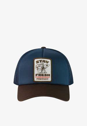 Blauw-bruine truckerpet met een patch waarop een vis te zien is die een surfplank vasthoudt en de tekst "Stay Fresh Stoked Sessions Protest."