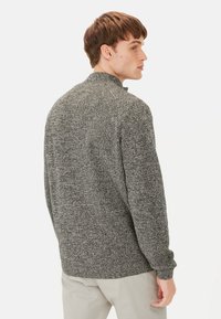 Grauer strukturierter Pullover mit hohem Kragen, lockerer Passform und gerippten Bündchen. Das Canvas-Material sorgt für einen weichen, lässigen Look.