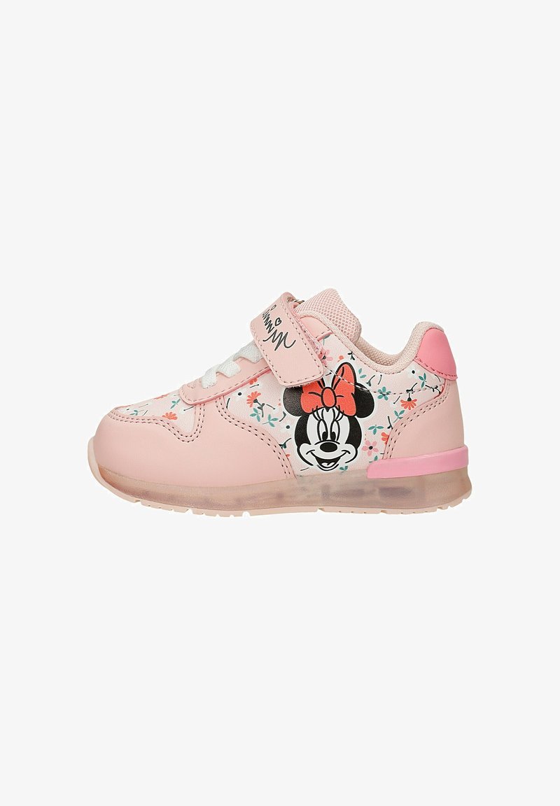 Scarpa da ginnastica rosa per bambini con volto di Minnie Mouse, motivo floreale, lacci bianchi e cinturino in velcro su sfondo bianco.