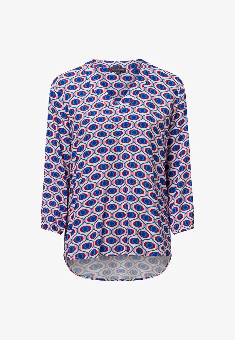 Blaue und rote gemusterte Bluse mit drei Viertelärmel, V-Ausschnitt und abgerundetem Saum. Leichter Stoff mit einem durchgehenden Augendesign.