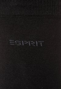 Schwarze Socke aus Baumwolle mit glatter Textur. Mit dezentem Branding "ESPRIT" in hellgrau an der Seite. Einfaches und körpernahes Design.