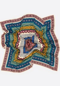 Pestrý hodvábny šál s detailnými geometrickými vzormi, kvetinovými akcentmi a vrstveným dizajnom v odtieňoch teal, burgundskej, žltej a smotanovej.