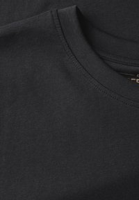 Černé bavlněné tričko s ribovaným kulatým výstřihem, hladkou texturou a detailním záběrem na švy.