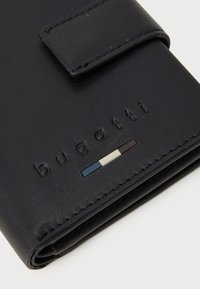 Portafoglio in pelle nera con finitura testurizzata, caratterizzato dal logo "bugatti" in rilievo e da un design a strisce multicolore come accento.