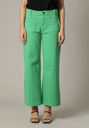 Pantalons larges verts en coton, dotés de poches avant, d'une fermeture à bouton et d'une texture lisse. Ourlet plat sans motifs.